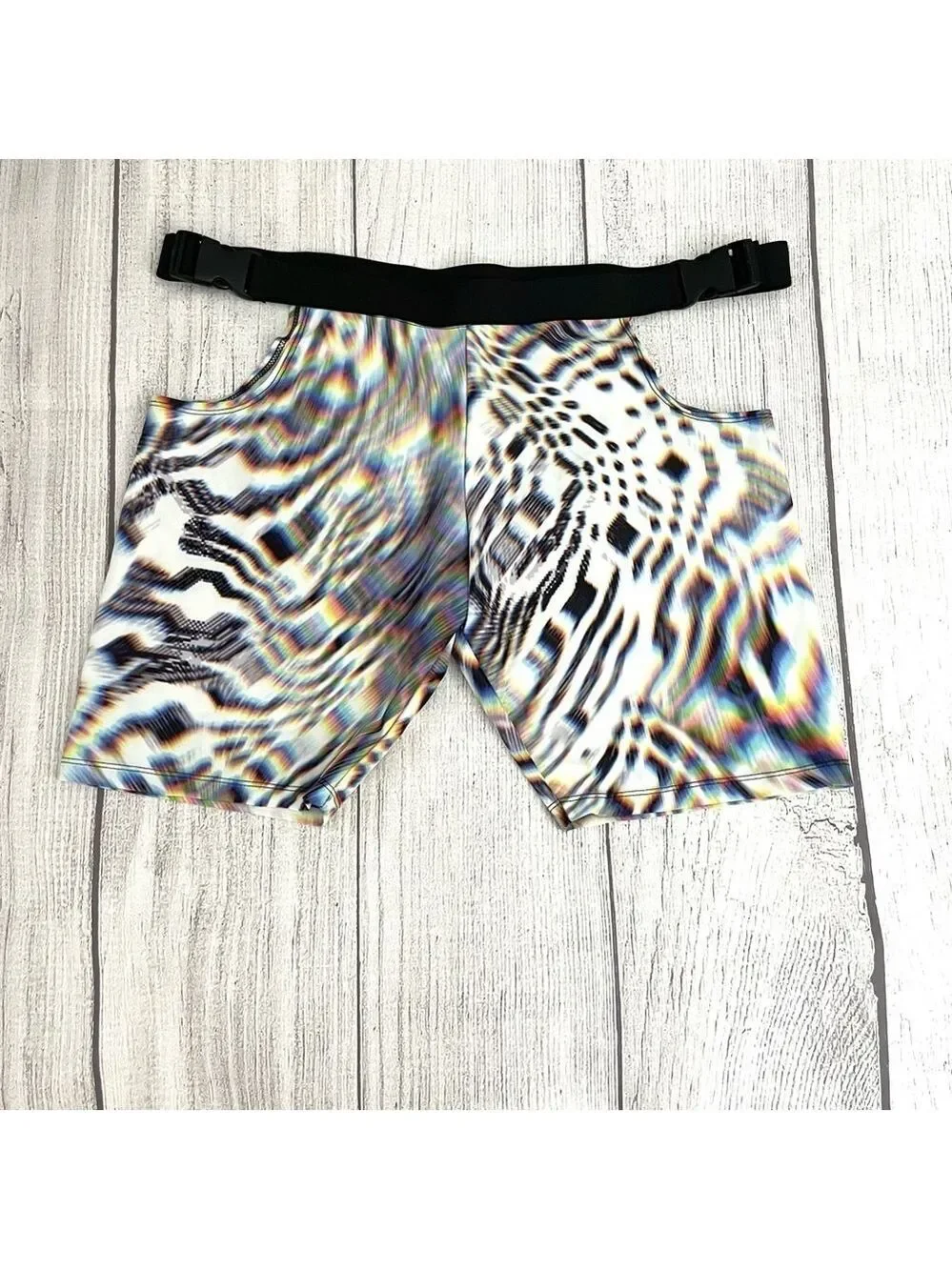 NWT IVY BERLIN Women’s Blake Cut Out Shorts Size Large - SOLD OUT ONLINE - Picture 2 of 12